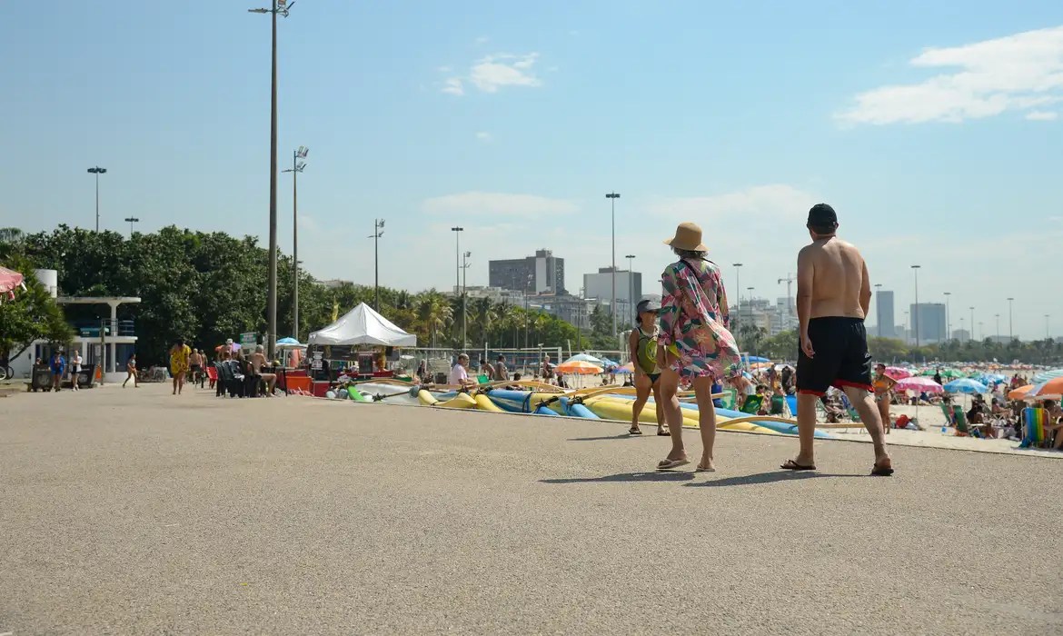Turistas passeando em praia brasileira