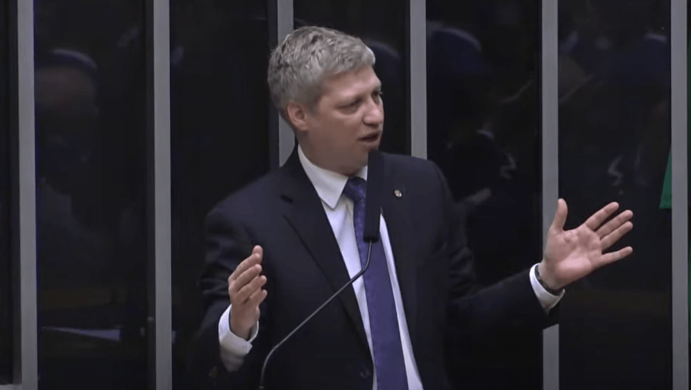 Candidato à presidência da Câmara pede o impeachment de Lula em discurso