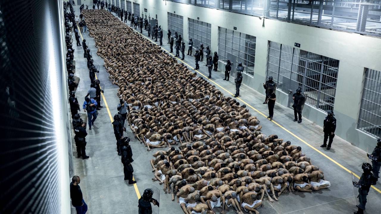 EXEMPLO? - Penitenciária do El Salvador de Bukele, adepto da linha-dura: modelo inaplicável em um país como o Brasil