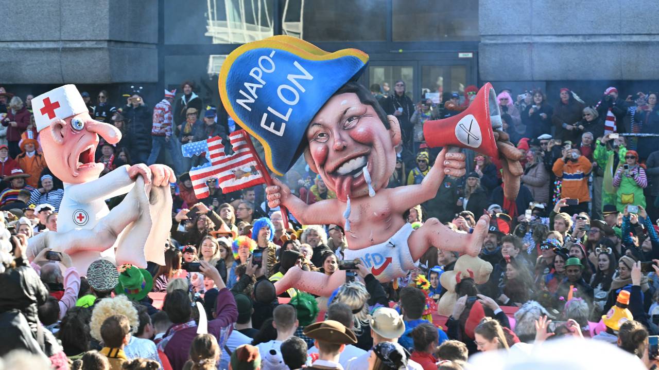 Elon Musk vira alvo de sátira no tradicional carnaval de Duesseldorf, na Alemanha