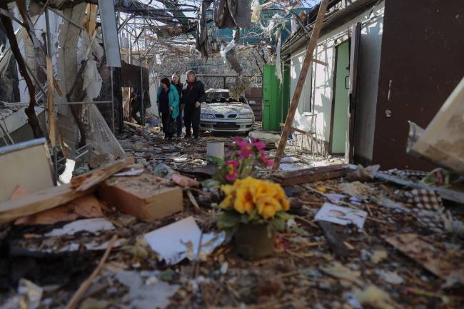 UKRAINE-RUSSIA-CONFLICT-WAR Local resident walk among the debris near a damaged house, a day after a Russian strike on a suburb of Odesa, southern Ukraine on March 7, 2025, amid the Russian invasion of Ukraine. (Photo by Oleksandr GIMANOV / AFP)