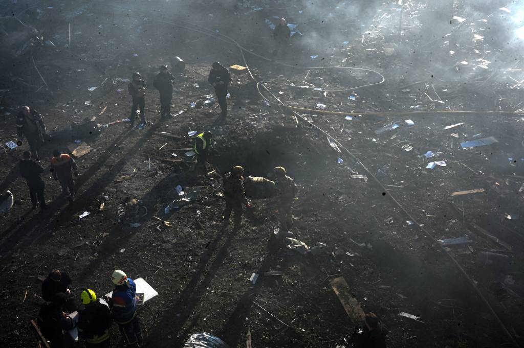 Rússia bombardeia Ucrânia e fere 10 após Zelensky anunciar tratativas com os EUA