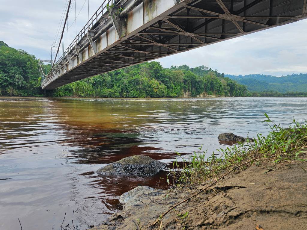 Vazamento de petróleo no Equador contamina rios e afeta ao menos 15 mil moradores