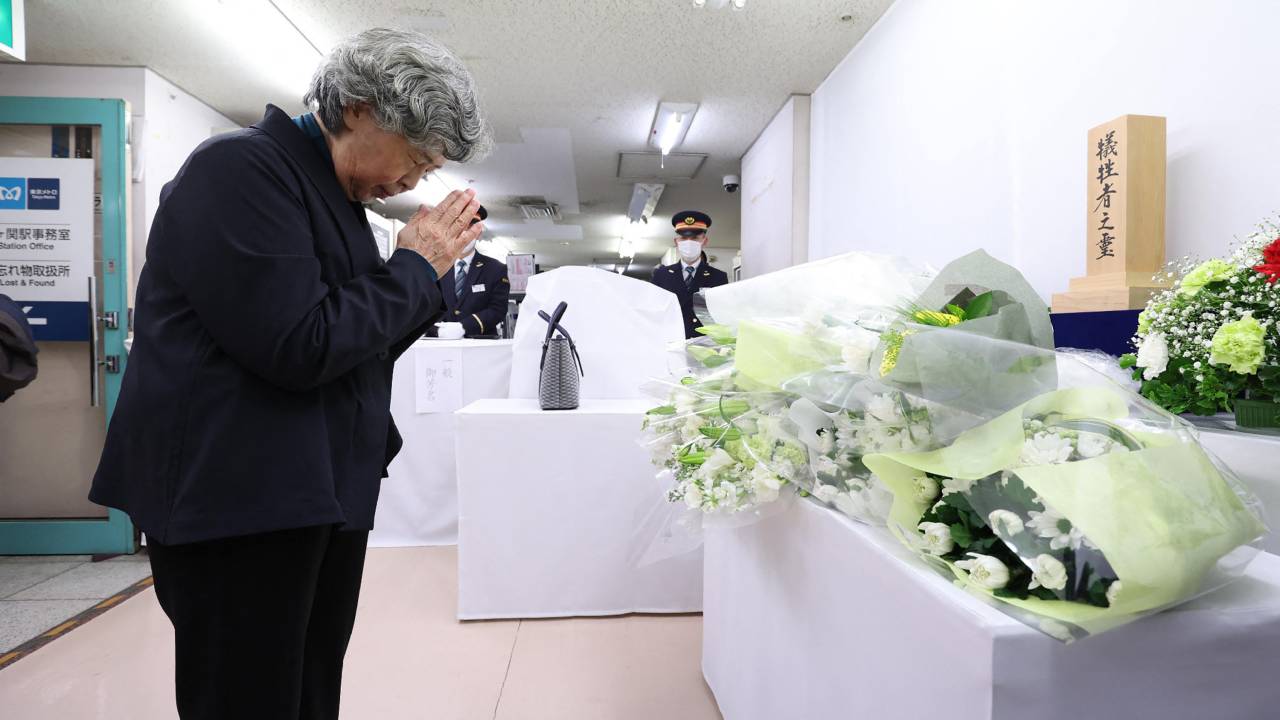 Shizue Takahashi, de 78 anos, viúva de Kazumasa Takahashi, um funcionário de estação de metrô que morreu no atentado com gás de sarin, faz oração três décadas após o ataque em Tóquio. 20/03/2025