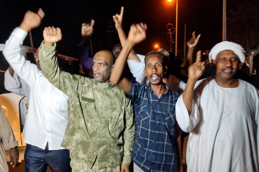 Exército do Sudão retoma controle do aeroporto de Cartum e expulsa paramilitares