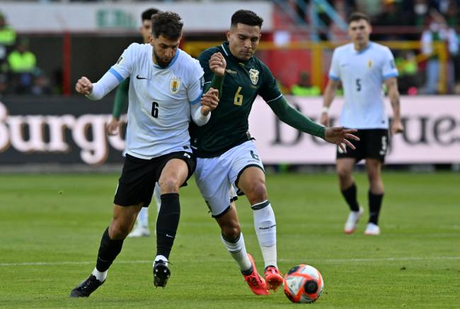 FBL-WC-2026-SAMERICA-QUALIFIERS-BOL-URU Uruguay's midfielder #06 Rodrigo Bentancur (L) and Bolivia's defender #06 Hector Cuellar fight for the ball during the 2026 FIFA World Cup South American qualifiers football match between Bolivia and Uruguay at the Municipal de El Alto stadium in El Alto, Bolivia, on March 25, 2025. (Photo by AIZAR RALDES / AFP)