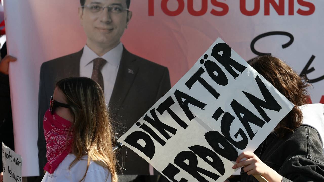 Protestos contra a prisão do prefeito de Istambul, Ekrem Imamoglu, em Strasbourg, na França. 27/03/2025