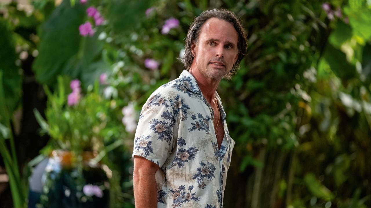 TALENTOSO - O ator em The White Lotus: um homem com obsessão explosiva