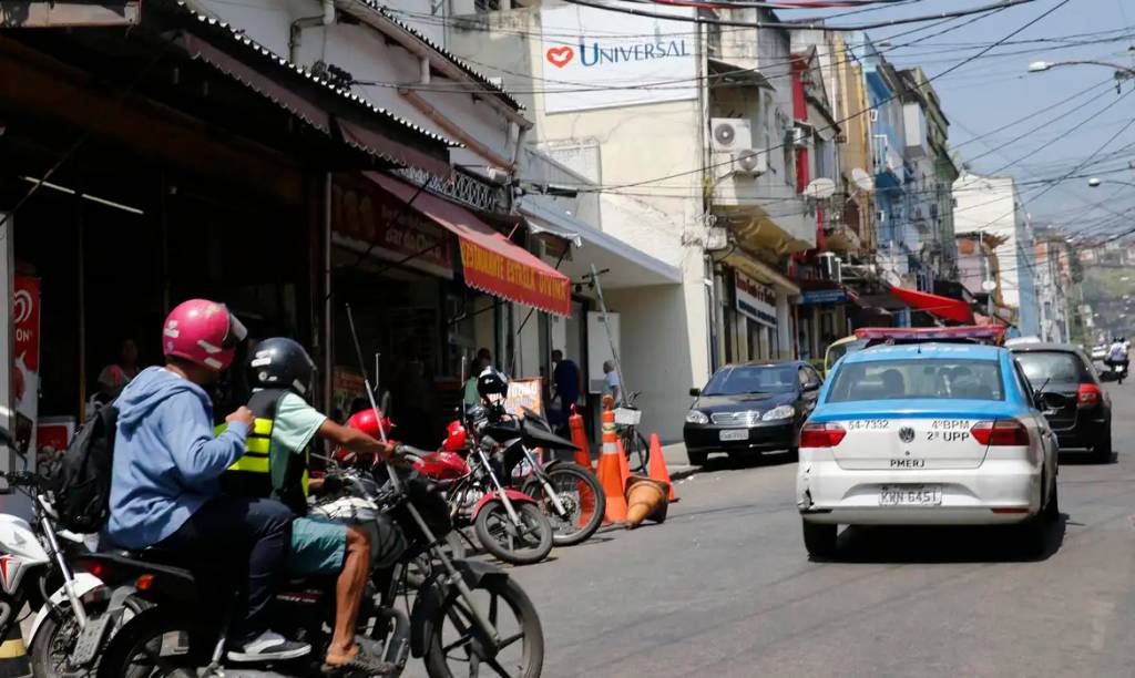 Criminosos cortam internet e obrigam moradores da região central do Rio a contratarem sinal clandestino