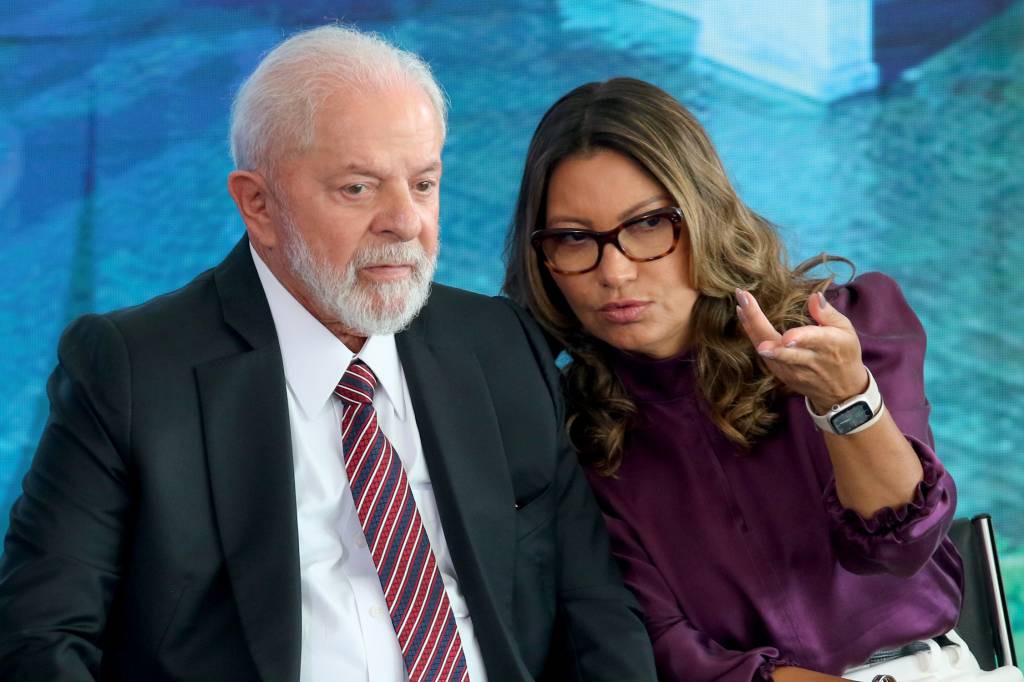 Brasília, DF 31/01/2024 O presidente Luiz Inácio Lula da Silva, acompanhado da primeira dama, Janja Lula da Silva,, durante posse ao novo ministro da Justiça e Segurança Pública, Ricardo Lewandowski, no Palácio do Planalto. Foto: Fabio Rodrigues-Poz “Não sou nem marido, eu sou um amante da democracia. Porque, a maioria das vezes, os amantes são mais apaixonados pela amante do que pelas mulheres” - Lula em declaração capaz de constranger até a primeira-dama Janja