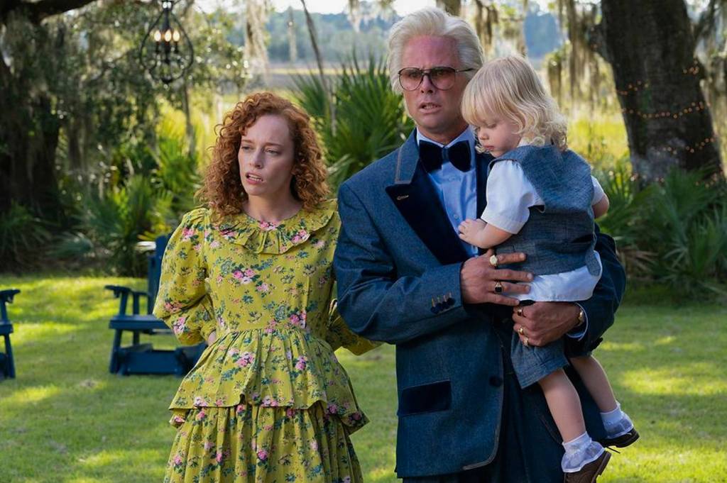 2—valyn-hall-walton-goggins-(1).jpg HILÁRIO - Como o cantor Baby Billy em Gemstones: rebolado e nu frontal