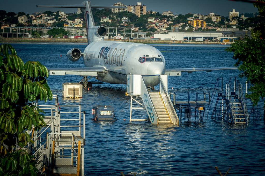 Aeroporto Salgado Filho, em Porto Alegre (RS), tomado pela água PREJUÍZO - Aeroporto Salgado Filho, em Porto Alegre: acesso fechado em 2024