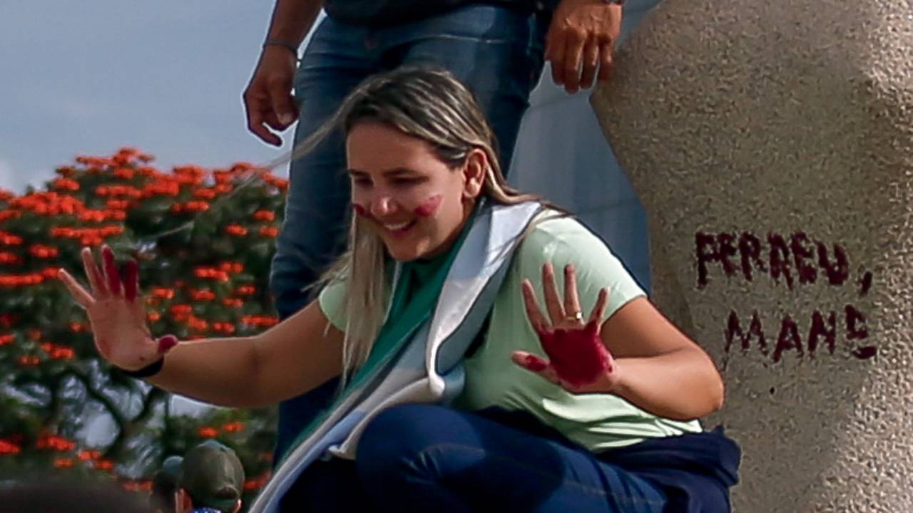 FLAGRANTE - A cabeleireira após vandalismo: condenação por cinco crimes, incluindo o de tentativa de golpe de Estado