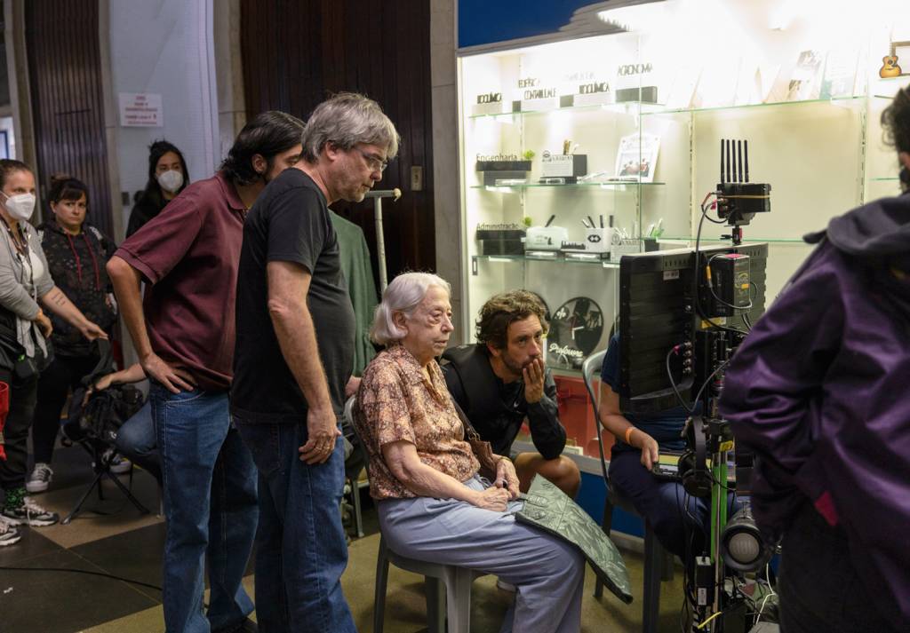 3—4C1A1332.jpg TRIBUTO - Andrucha (em pé) e a atriz: diretor assumiu filme após morte de amigo