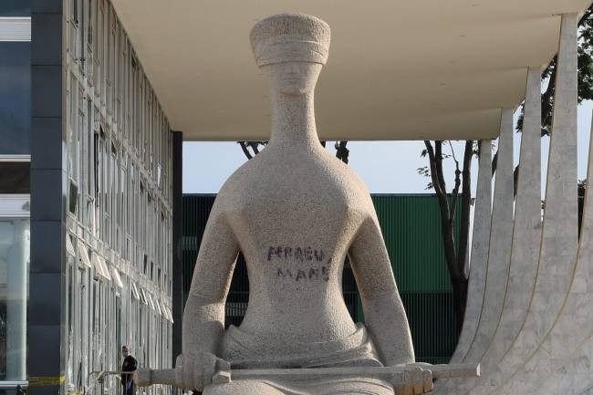 Estátua ‘A Justiça’, pichada com a frase ‘Perdeu, mané’ durante o 8 de Janeiro por Débora Rodrigues dos Santos Estátua 'A Justiça', pichada com a frase 'Perdeu, mané' durante o 8 de Janeiro por Débora Rodrigues dos Santos