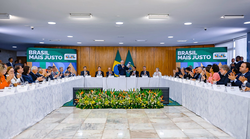 Lula, ao lado de seus ministros, fala durante cerimônia de apresentação do projeto de lei que amplia a isenção do Imposto de Renda, em 18/03/2025