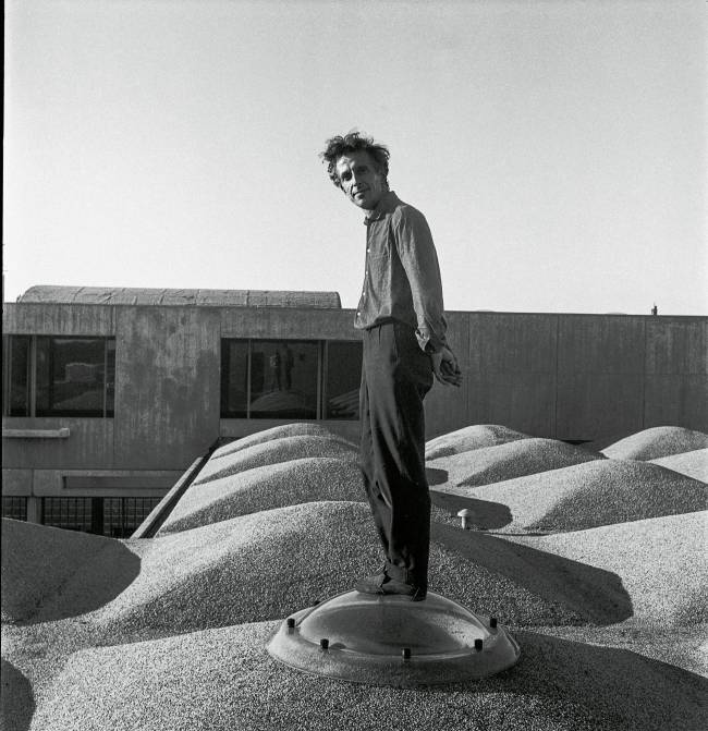Aldo van Eyck no telhado do orfanato Burgerweeshuis, 1960 – J. J. van der Meyden – Arquivo Aldo van O arquiteto holandês Aldo Van Eyck