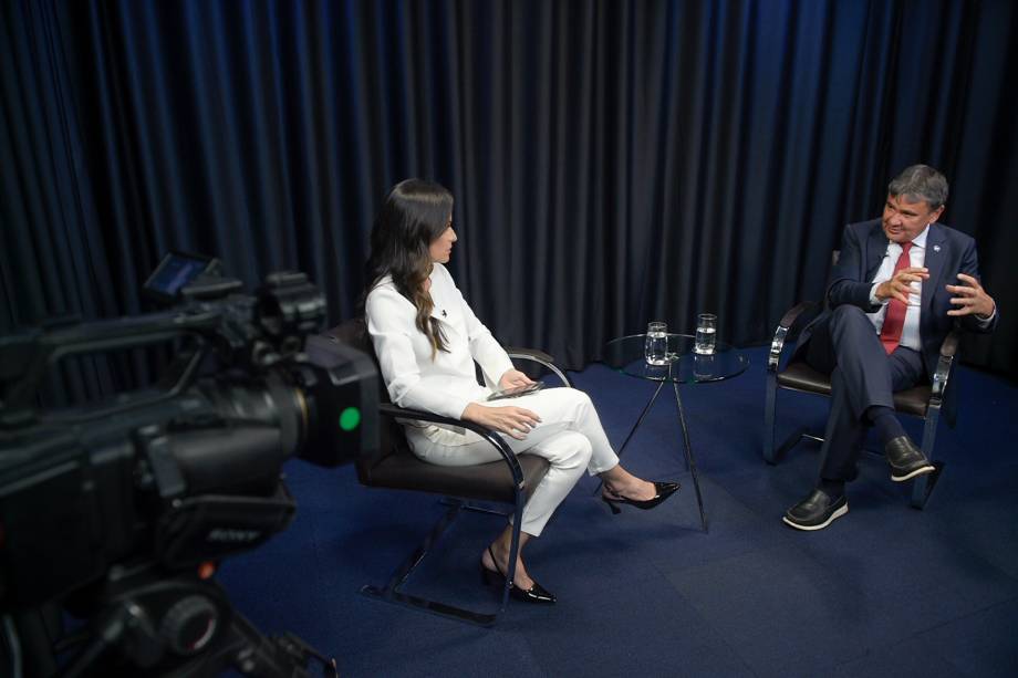 Ministro do Desenvolvimento Social, Wellington Dias, em entrevista a jornalista Marcela Rahal, durante o programa Amarelas On Air