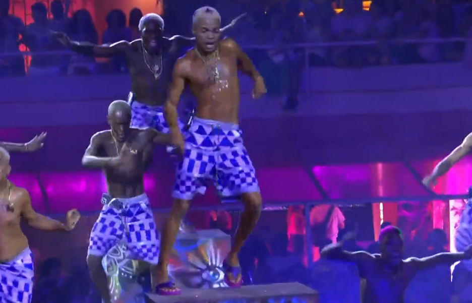 Comissão de frente da Mangueira encanta Sapucaí com os ‘crias’