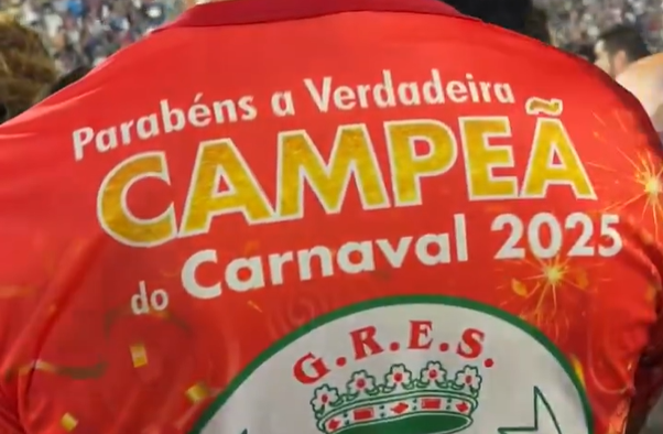 A polêmica camisa supostamente usada pela diretoria da Grande Rio no Desfile das Campeãs, na Sapucaí. 08/03/2025