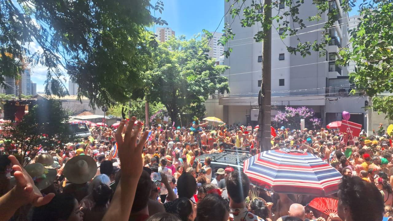AGLOMERAÇÃO: Carnaval e outras festividades têm levado ao aumento de infecções pelo vírus causador da covid-19