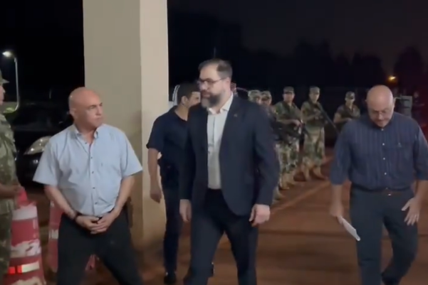 O ministro da Justiça do Paraguai, Rodrigo Nicora, chega ao Centro de Reinserción Social de Minga Guazú. 27/03/2025