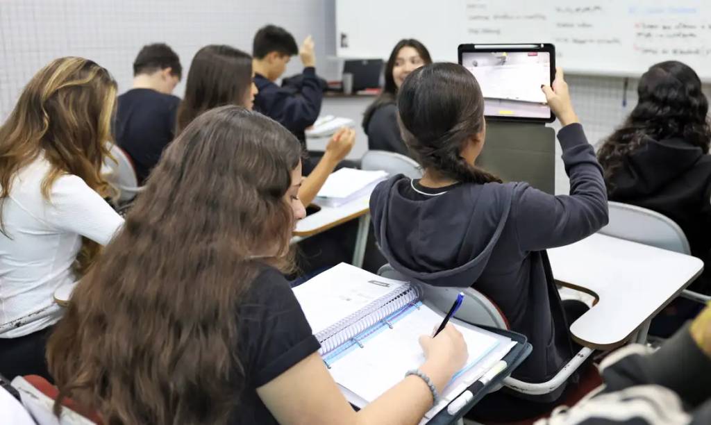 Alunos têm melhor desempenho quando professor trabalha em uma única escola