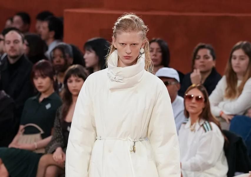 Eduarda Muehlmann com look da Lacoste na semana de moda em Paris - março de 2025