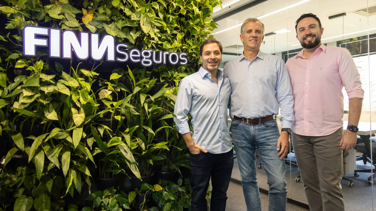 Da esquerda para direita _Rodrigo Gouveia (CEO da FINN Seguros), Thomaz Menezes (ao centro - CEO da It´sSeg Acrisure) e Marcelo Campilho (CTO da FINN Seguros)