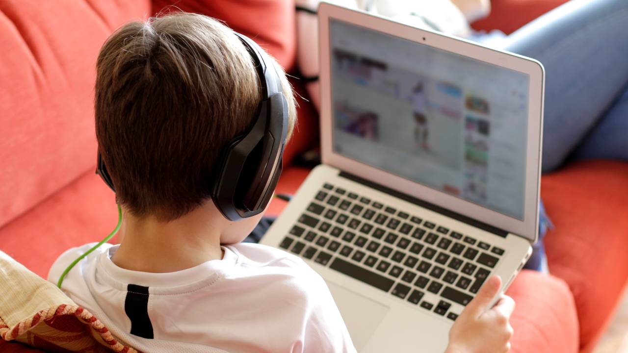 Adolescente usando internet