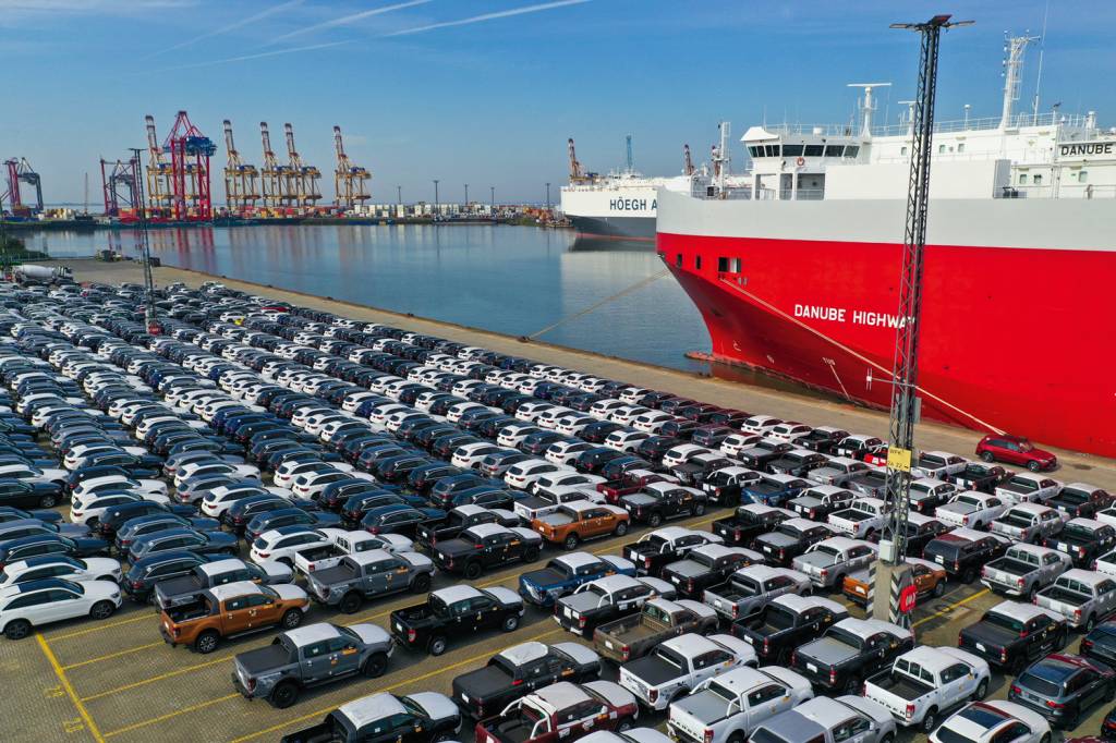 GettyImages-1228525233.jpg Exportação ameaçada: automóveis prontos para embarque em porto na Alemanha