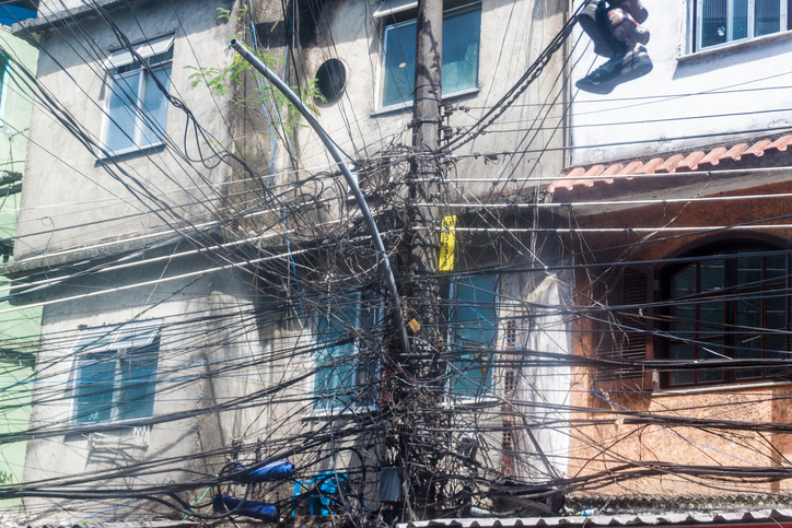 Confusão de fios na favela da Rocinha: Light tem dois milhões de clientes em comunidades do Rio