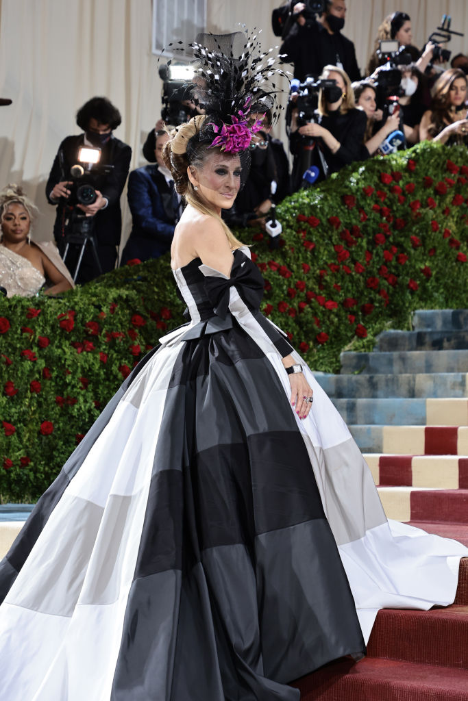 The 2022 Met Gala Celebrating “In America: An Anthology of Fashion” – Arrivals Sarah Jessica Parker veste Christopher John Rogers no Met Gala 2022