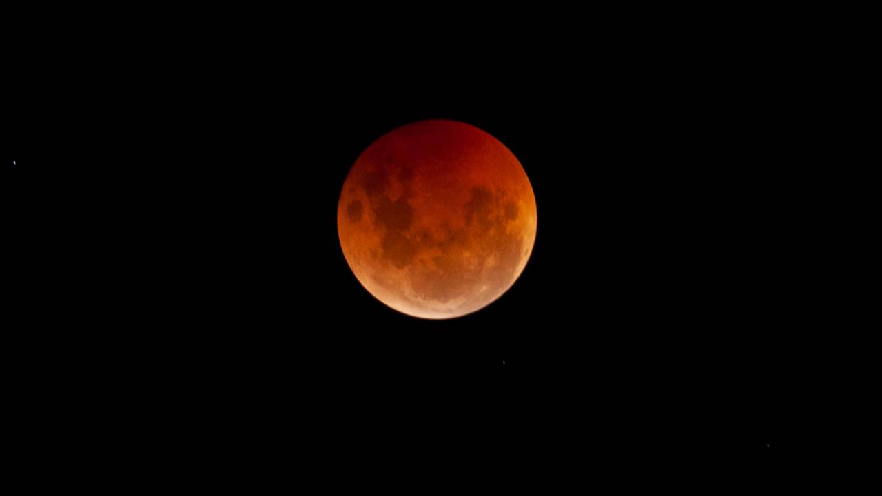 LUA DE SANGUE - O astro ganha cor avermelhada como o pôr do sol