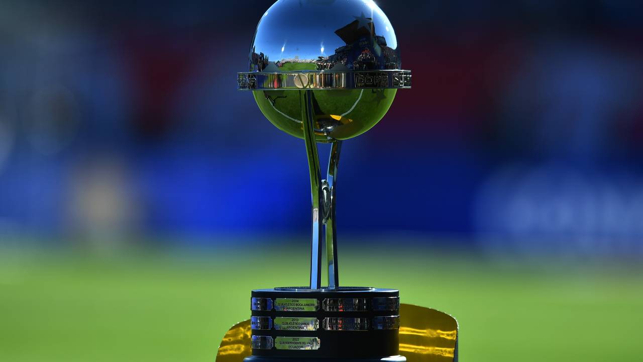 MALDONADO, URUGUAY - OCTOBER 28: The trophy is displayed before the Copa CONMEBOL Sudamericana 2023 final match between LDU Quito and Fortaleza at Estadio Domingo Burgueño Miguel on October 28, 2023 in Maldonado, Uruguay. (Photo by Marcelo Endelli/Getty Images)