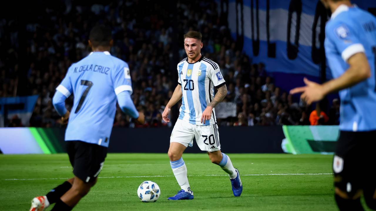 BUENOS AIRES, ARGENTINA - 2023/11/16: Alexis Mac Allister of Argentina (C) seen in action during the match between Argentina and Uruguay as part of FIFA World Cup 2026 Qualifier at Estadio Alberto J. Armando in La Boca. Final score: Argentina 0 - 2 Uruguay. (Photo by Roberto Tuero/SOPA Images/LightRocket via Getty Images)