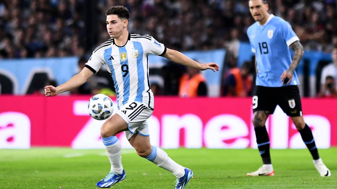 BUENOS AIRES, ARGENTINA - NOVEMBER 16: Julian Alvarez of Argentina drives the ball during a FIFA World Cup 2026 Qualifier match between Argentina and Uruguay at Estadio Alberto J. Armando on November 16, 2023 in Buenos Aires, Argentina. (Photo by Rodrigo Valle/Getty Images)