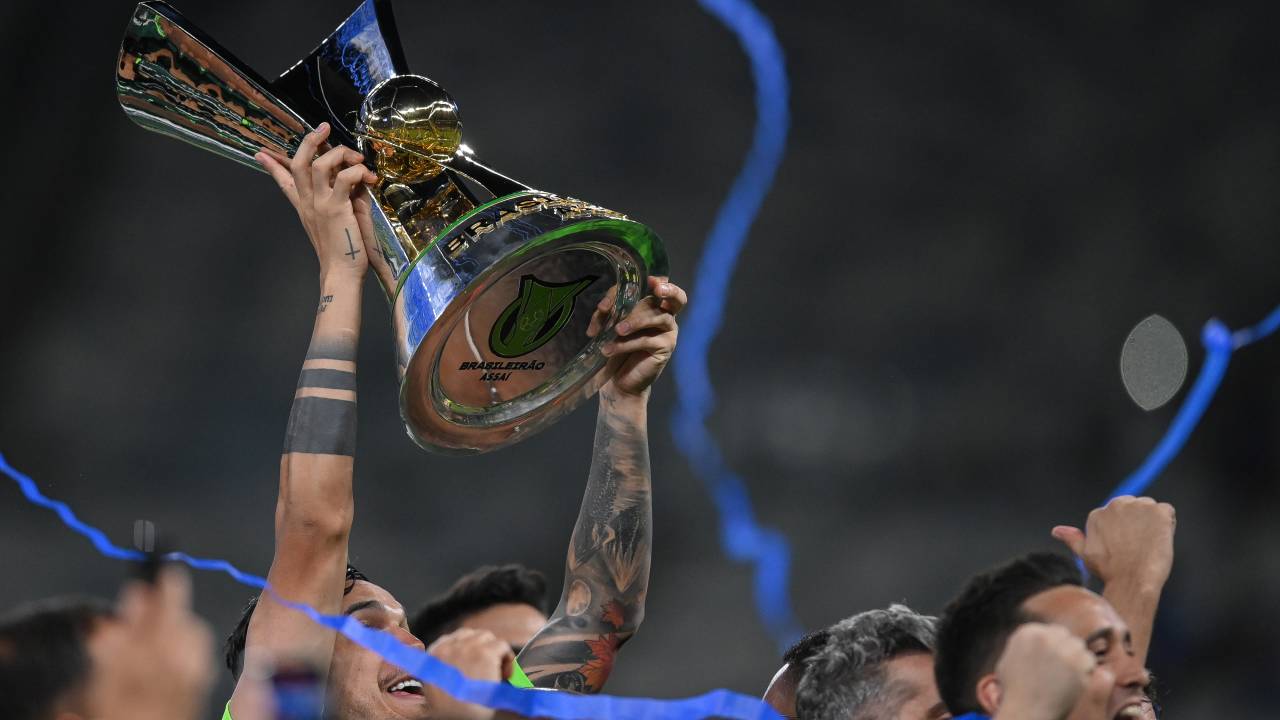 BELO HORIZONTE, BRAZIL - DECEMBER 06: Players of Palmeiras celebrate with the trophy after winning the match between Cruzeiro and Palmeiras as part of Brasileirao 2023 at Mineirao Stadium on December 06, 2023 in Belo Horizonte, Brazil. (Photo by João Guilherme Arenazio/Getty Images)