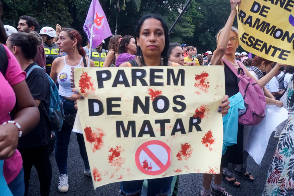 Manifestação feminina: armas de fogo são o principal meio de assassinato de mulheres no Brasil