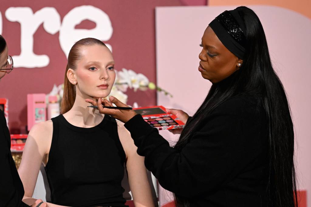 GettyImages-2179649319.jpg DIVA - Pat McGrath (à dir.): um dos grandes nomes da arte de colorir os rostos