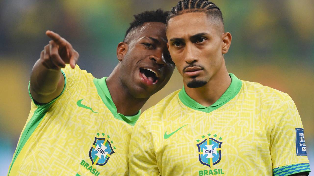 Vinicius Junior, do Real madri, e Raphinha, do Barcelona, em ação pela seleção brasileira (Photo by Pedro Vilela/Getty Images)