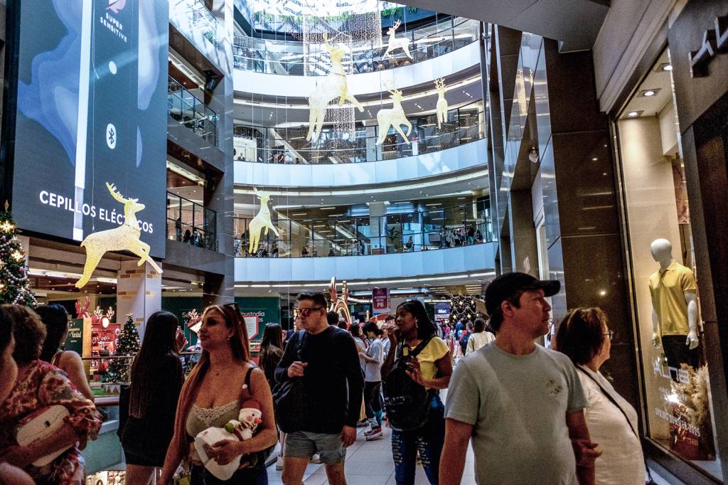 GettyImages-2189964712.jpg TIGRE LATINO - Shopping em Santiago: o Chile foi um dos únicos países da região a vencer a barreira da renda média
