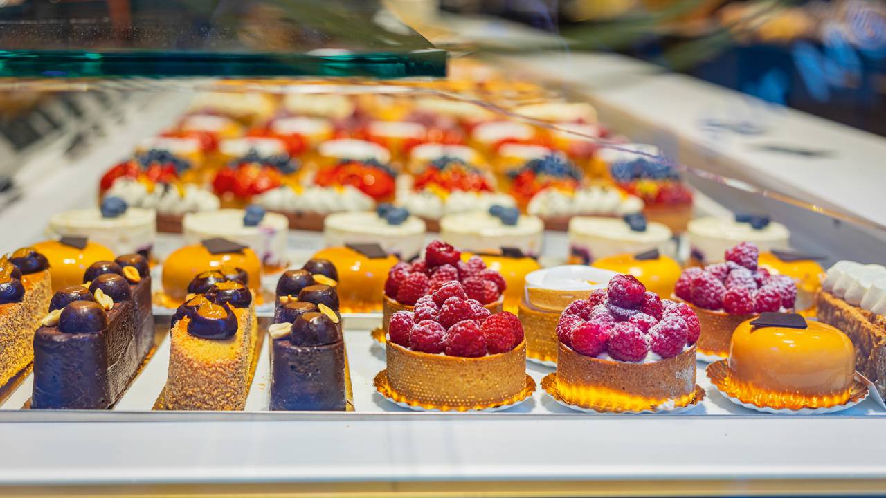 DE COMER COM OS OLHOS - Quitutes expostos em vitrine: capricho maior no visual