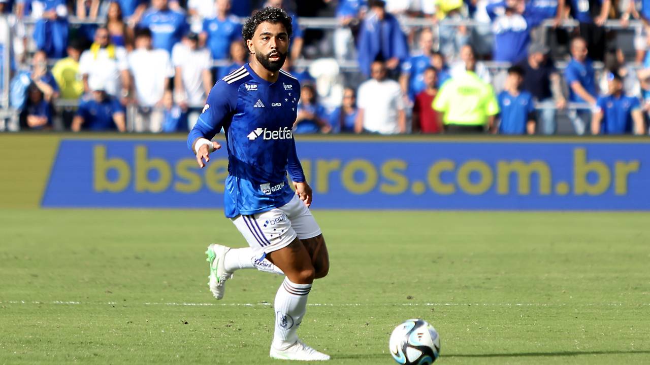 ORLANDO, FLORIDA - JANUARY 18: Gabriel Barbosa #9 of Cruzeiro looks for a pass during the first half of the match between Cruzeiro and Atletico Mineiro at Inter&Co Stadium on January 18, 2025 in Orlando, Florida. (Photo by Dustin Markland/Getty Images)
