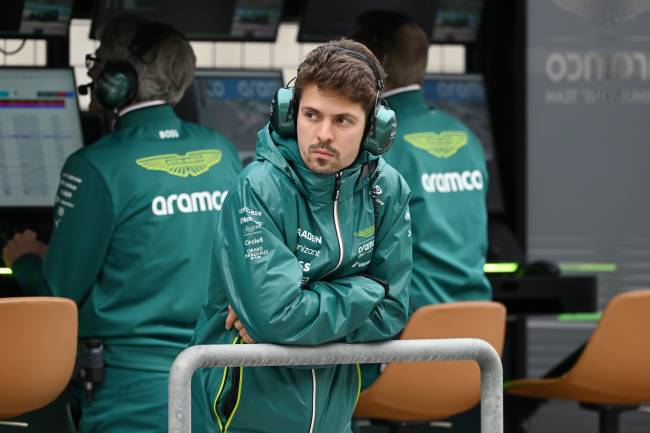 Formula 1 Testing in Bahrain – Day 1 BAHRAIN, BAHRAIN - FEBRUARY 26: Felipe Drugovich of Brazil and Aston Martin F1 Team looks on from the pit wall during day one of F1 Testing at Bahrain International Circuit on February 26, 2025 in Bahrain, Bahrain.