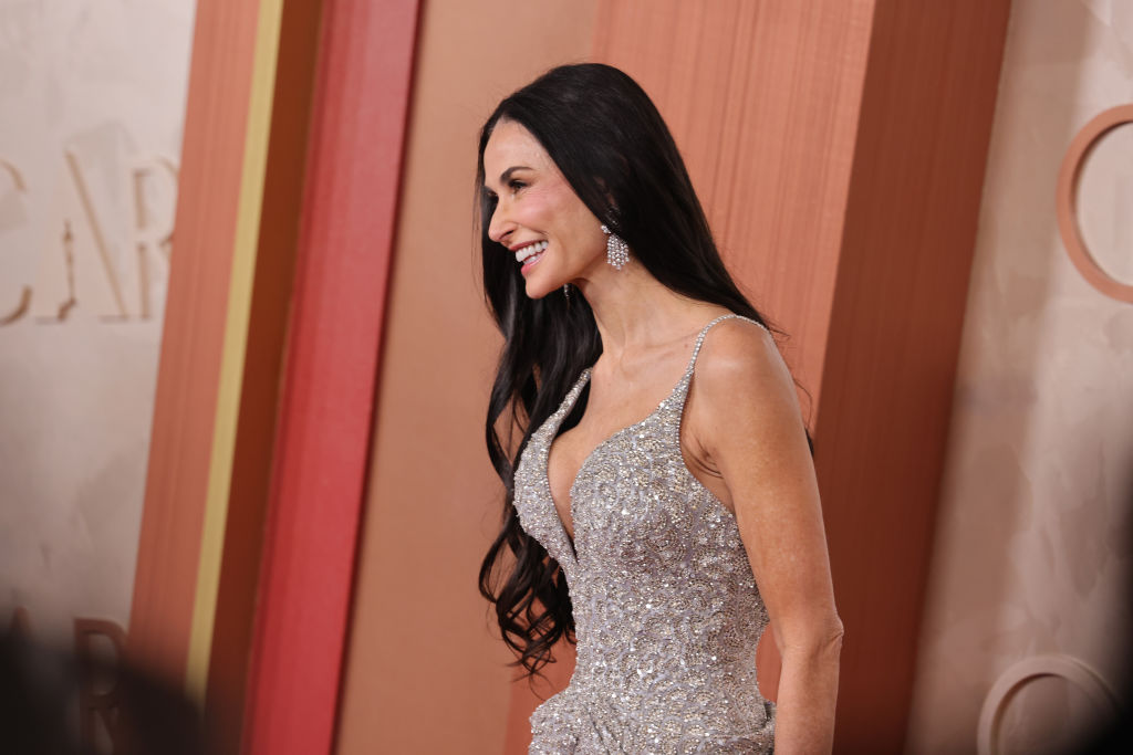 Demi Moore brilha (literalmente) no tapete vermelho do Oscar
