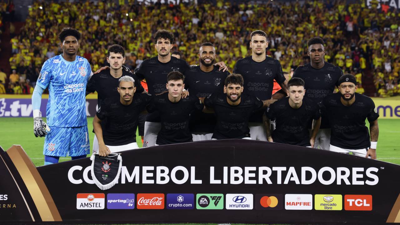 Jogadores do Corinthians na foto oficial antes da partida contra o Barcelona de Guayaquil pela pré-libertadores