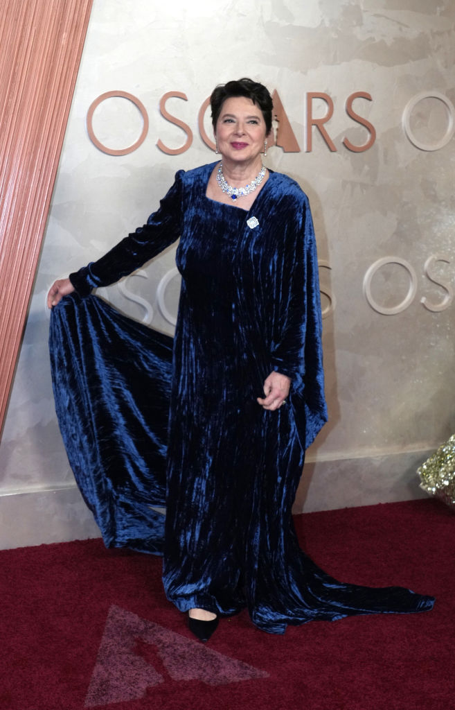 97th Annual Oscars – Arrivals Isabella Rossellini veste Dolce & Gabbana: tributo a David Lynch e à mãe, Ingrid Bergman
