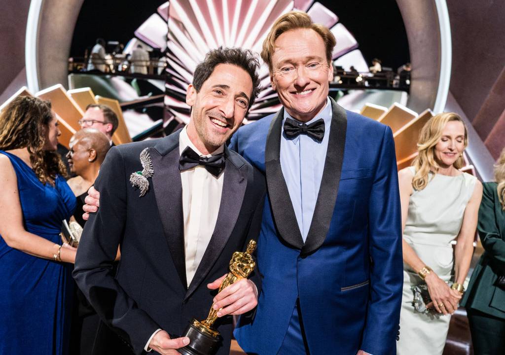 O ator Adrien Brody e o apresentador Conan O'Brien no Oscar 2025