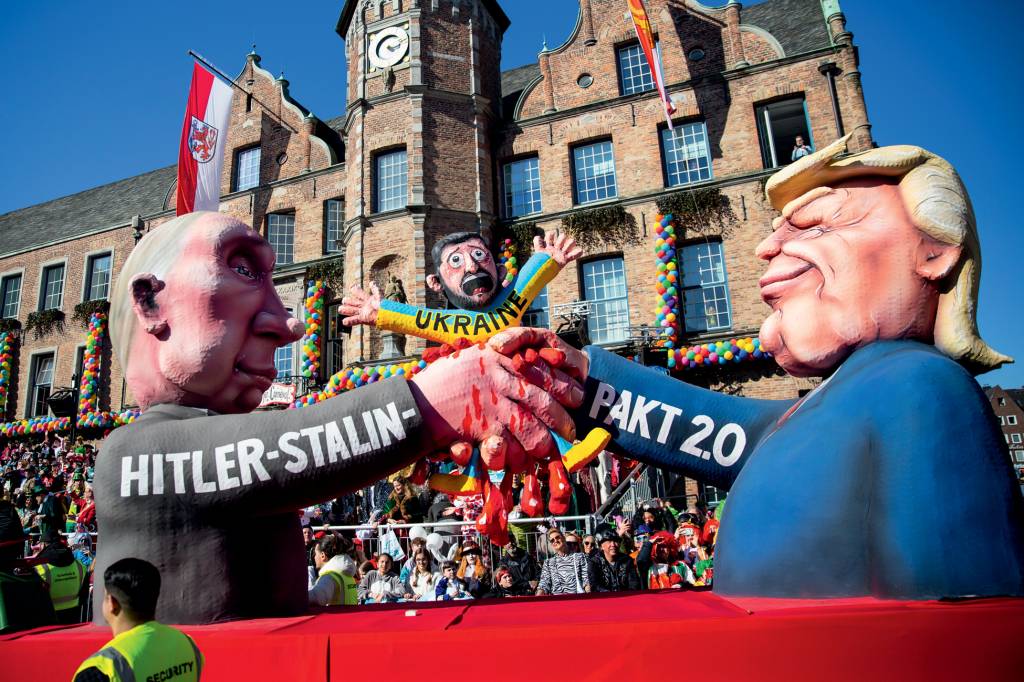 Dusseldorf Celebrates Rose Monday Carnival Parade CRÍTICA - Alegoria no Carnaval alemão: comparação com pacto Stalin-Hitler